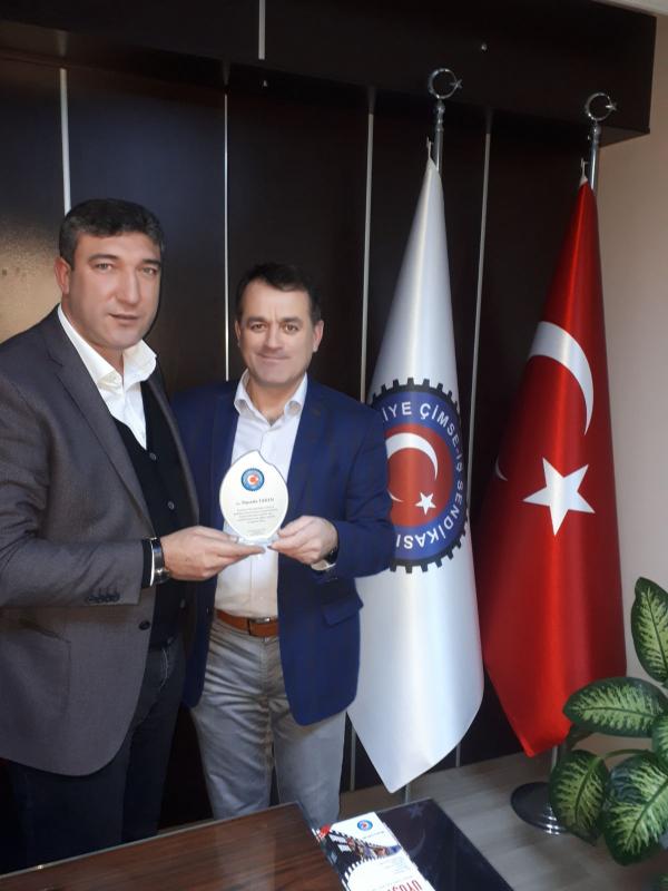 EMEKLİ OLAN ÜYEMİZE TEŞEKKÜR PLAKETİ